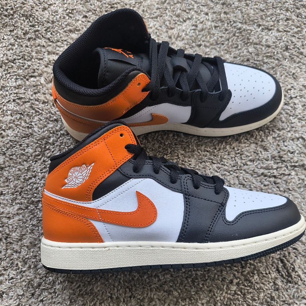 Air Jordan 1 "Black Toe Starfish" Size 6.5M - 8W